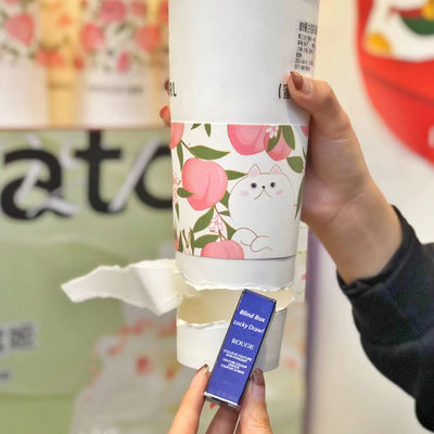 Un bon prix. Boîte à cadeaux en papier, tasse de café, thé au lait, tasse de chance avec couvercle. en ligne