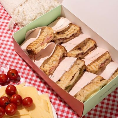 Un buon prezzo. Scatola di torte per tazze di carta personalizzata in linea